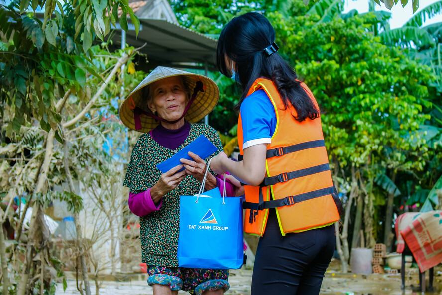 Đoàn công tác của Đất Xanh trao quà cho người dân vùng lũ tại Quảng Bình