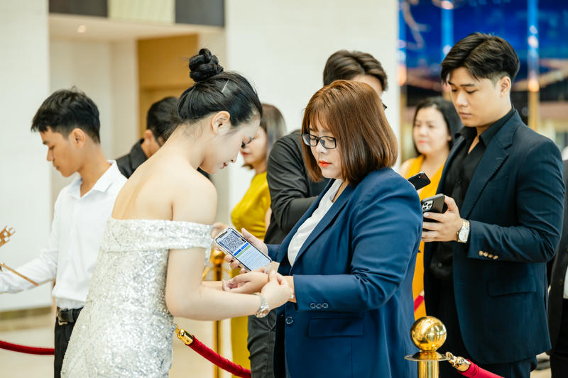 Tại Sự Kiện, Các Chuyên Viên Kinh Doanh đang Tư Vấn Cho Khách Hàng 3